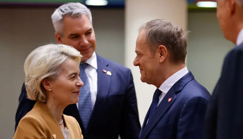 Donald Tusk w Brukseli rozmawia z Ursulą von der Leyen i Karlem Nehammerem.