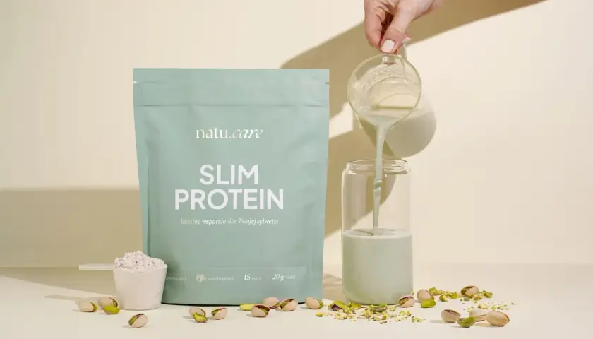 Natu.care Slim Protein o smaku pistacji, z miarką proszku i pistacjami. Płyn wlewany do szklanki.
