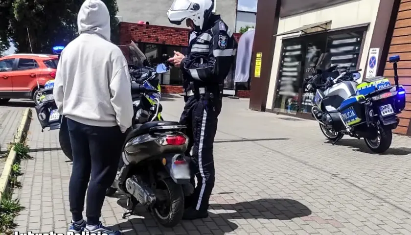 Policjant kontroluje dokumenty kierowcy skutera. Czy to motor na dowód osobisty? Sprawdzamy.