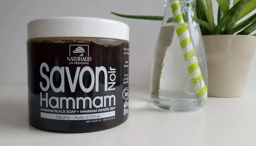 Czarne mydło do twarzy Savon Hammam Naturado z oliwą z oliwek, idealne do pielęgnacji.