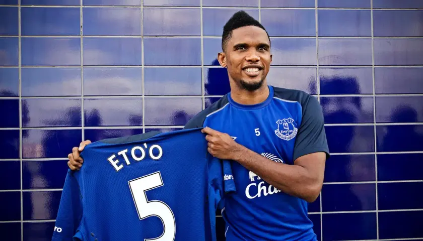 Piłkarz Samuel Eto'o prezentuje niebieską koszulkę z numerem 5 i nazwiskiem ETO'O.
