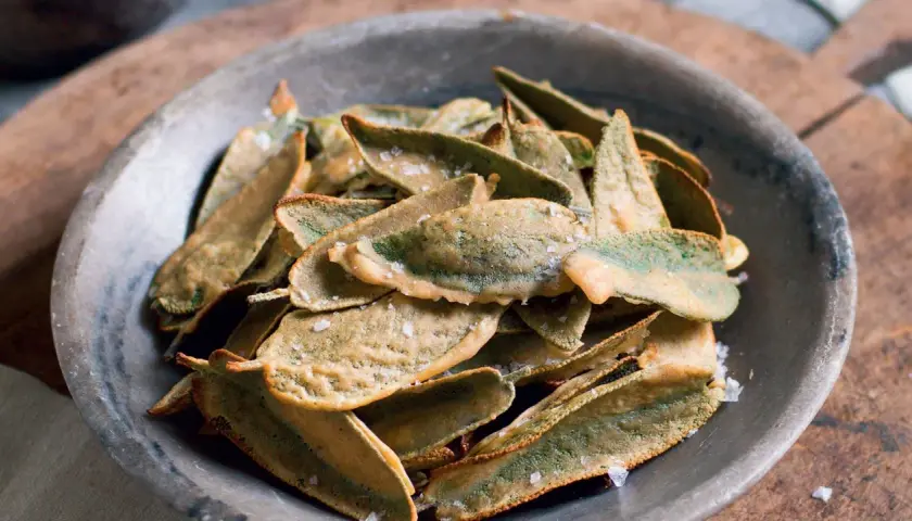 Croccanti foglie di salvia fritte, un'idea sfiziosa per le tue ricette con salvia. Sale grosso a scaglie.