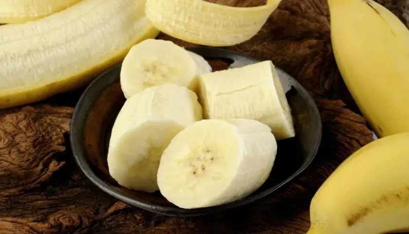 Banan w miseczce, obok obierki i całych owoców. Czy to może być związane z wysokim potasem i jego przyczynami?
