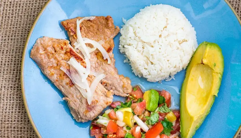 La dieta para gimnasio hombre que realmente potencia tu masa muscular