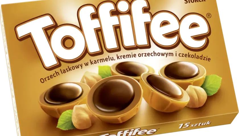 Pudełko czekoladek Toffifee z orzechami laskowymi, karmelem i czekoladą.