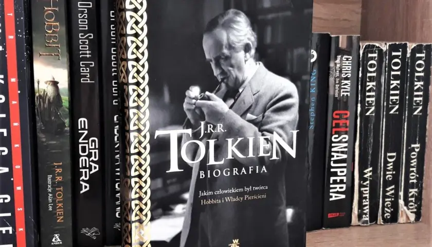 Biografie sławnych ludzi na półce: "J.R.R. Tolkien. Biografia", "Hobbit", "Gra Endera", "Celsnajpera" i inne.