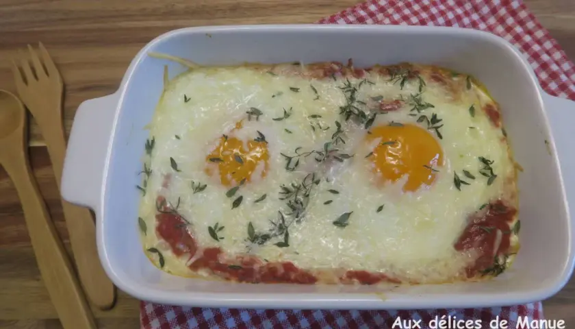 Délicieux œuf au four à l'italienne, gratiné et parsemé d'herbes fraîches. Une recette simple et savoureuse.