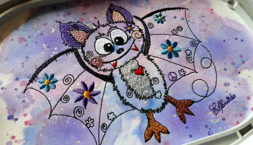 Ein süßes Fledermaus-Motiv, perfekt für seidenmalerei mit kindern. Bunte Blumen und funkelnde Details machen es zu einem Hingucker.