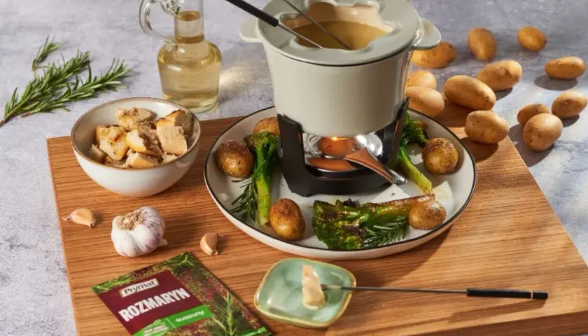 Pyszne fondue serowe z ziemniaczkami, brokułami i grzankami. Idealne na chłodne wieczory.