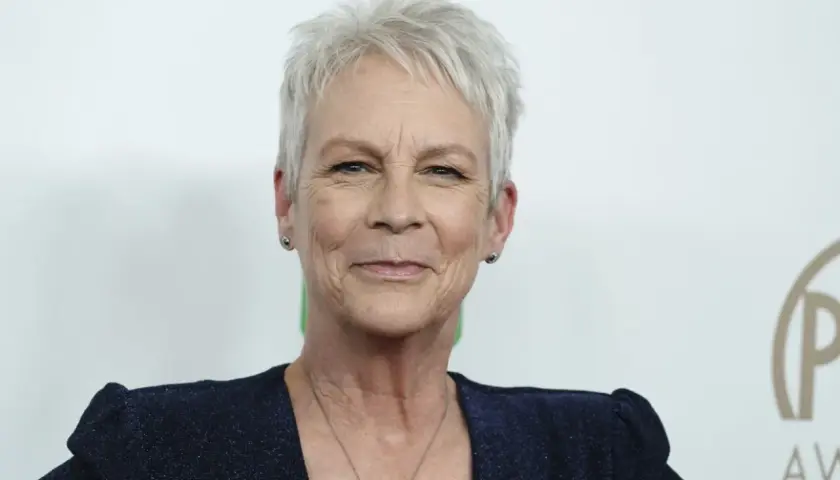 Jamie Lee Curtis med grått hår och korta frisyrer, en ikonisk stil som passar henne perfekt.
