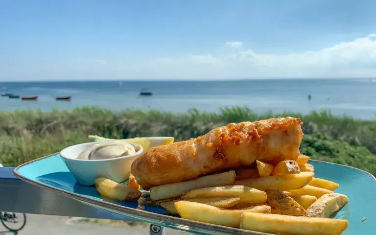 Gdzie zjeść na Półwyspie Helskim? Sprawdź najlepsze restauracje i lokalne smaki!
