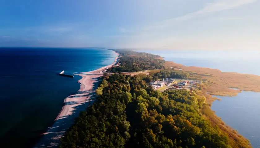 Piękna plaża i las nad morzem. Warto zobaczyć w Mielnie to miejsce, gdzie Bałtyk spotyka się z jeziorem Jamno.