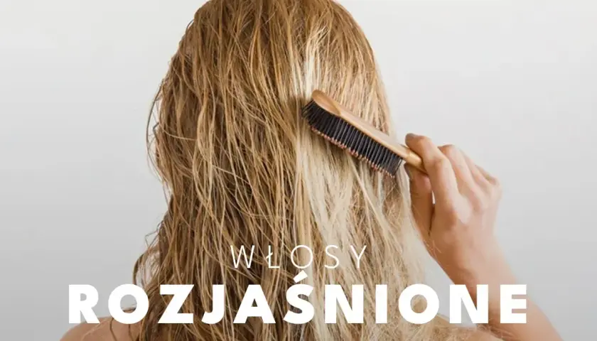 Domowe sposoby na suche włosy po rozjaśnianiu. Delikatne rozczesywanie mokrych, rozjaśnionych włosów drewnianą szczotką.