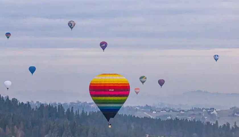 Kolorowe balony unoszą się nad Nowym Targiem, tworząc magiczny widok.
