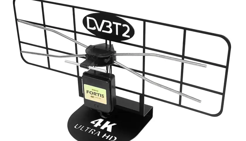 Antena DVB-T2 Fortis 4K Ultra HD. Choć nie jest to sposób, jak zrobić antenę TV z baterii, to urządzenie zapewnia doskonały odbiór.
