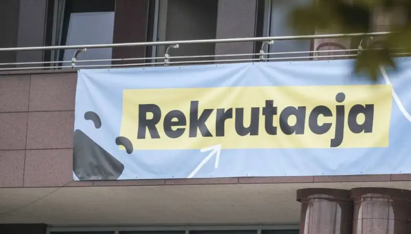 Baner z napisem "Rekrutacja" na budynku. Czas na studia!