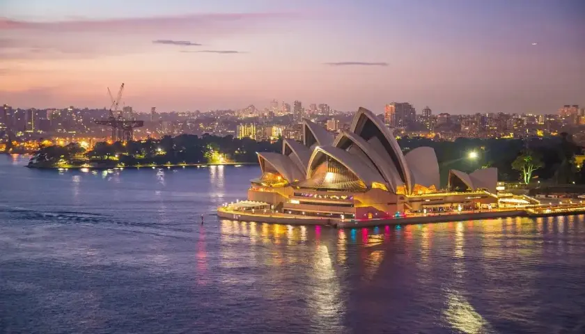 Sydney Opera House o zmierzchu. Długi lot z Polski do Australii trwa ok. 20 godzin.