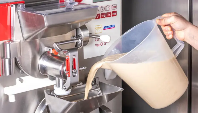 Versare la miscela in una mantecatrice professionale per imparare come si fa il gelato professionale.