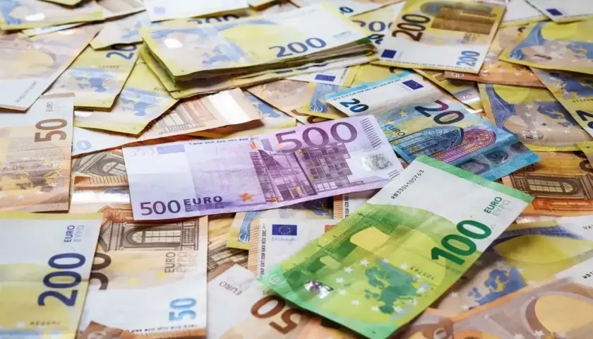 Góra pieniędzy: banknoty 500, 200, 100, 50 i 20 euro. Czekam, aż ZUS wypłaci L4.