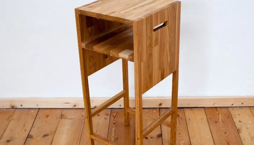 Ein schlichter Barhocker aus Holz, der zum **barhocker selber bauen** inspiriert. Mit integriertem Fach und Griff.