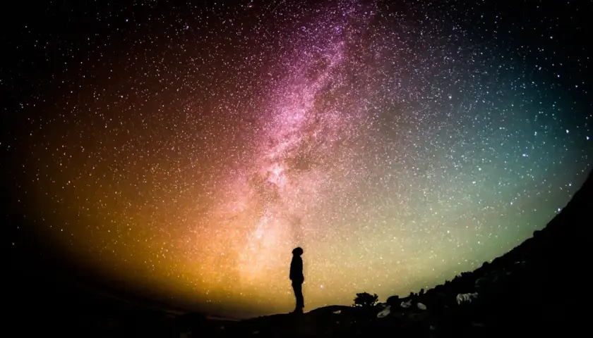 Sylwetka człowieka pod Drogiem Mlecznym. Idealne ujęcie dla tych, którzy zaczynają swoją przygodę z astronomią.