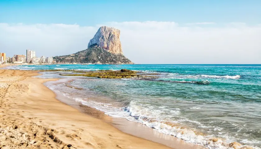 La playa de Calpe, con su arena dorada y el imponente Peñón de Ifach, invita a disfrutar del mar Mediterráneo.