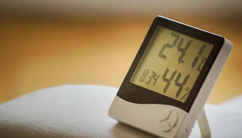 Cyfrowy higrometr pokazuje 24.1°C i 44% wilgotności. To urządzenie mierzy wilgotność powietrza.