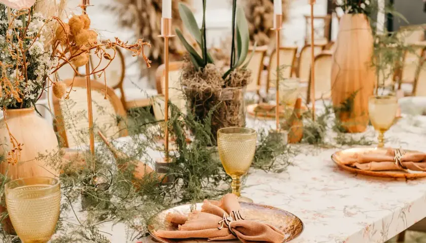 Elegancki stół weselny z rustykalnymi dekoracjami. Sprawdź catering na wesele cennik i zaplanuj wymarzone przyjęcie.