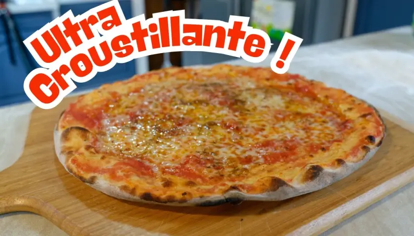 Une pizza ultra croustillante, parfaite pour une recette pâte à pizza fine. La croûte dorée et le fromage fondant invitent à la dégustation.