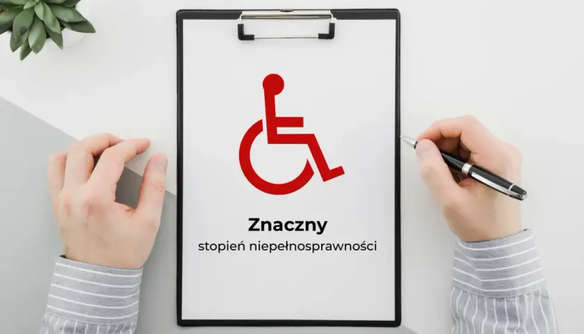 Na tablicy widnieje symbol osoby na wózku inwalidzkim i napis "Znaczny stopień niepełnosprawności".