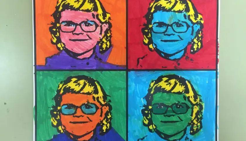 Retrato de cuatro paneles al estilo de arte pop Andy Warhol, con una niña sonriente con gafas y cabello rubio, cada panel con un fondo de color diferente.