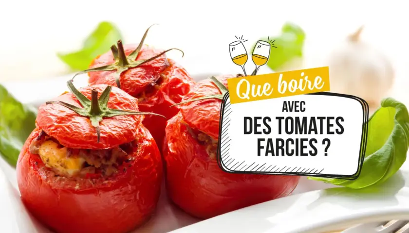 Quel vin avec tomates farcies ? Des tomates farcies appétissantes sur une assiette blanche, prêtes à être dégustées avec le bon vin.