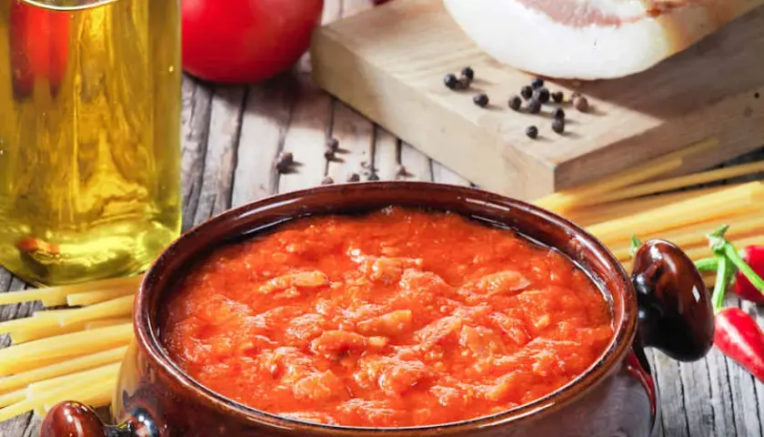 Przepis na pyszną pastę z amatriciana - Prosty przepis na domowy sos amatriciana