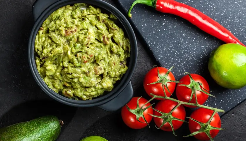 Gotowy guacamole przepis: świeże awokado, pomidory, limonka, papryczka chili i cebula. Idealne na imprezę!