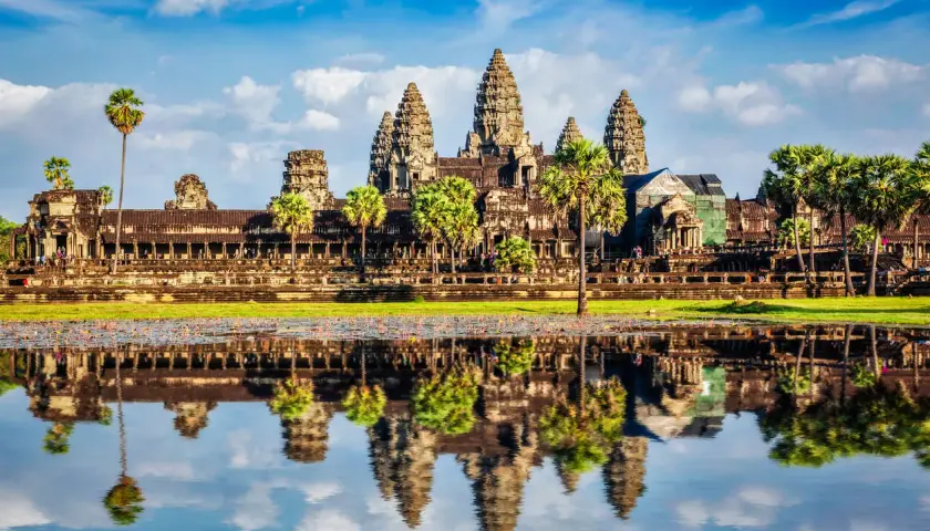 Angkor Wat w Kambodży, odbijający się w wodzie. Ceny w Kambodży są przystępne, zwłaszcza jeśli chodzi o zwiedzanie takich cudów.