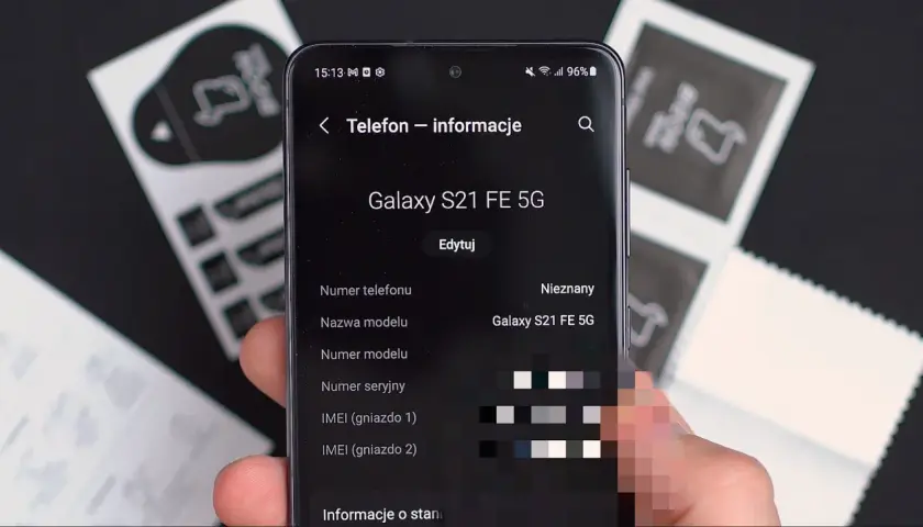 Jak sprawdzić parametry telefonu Samsung Galaxy S21 FE 5G. Widok ekranu z informacjami o urządzeniu.