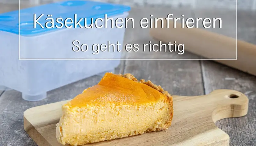 Ein Stück cremiger Käsekuchen auf einem Holzbrett. Daneben ein Behälter, der zeigt, wie man Käsekuchen einfrieren kann, damit er lange frisch bleibt.