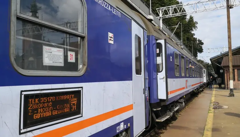 Pociąg TLK 35170 Karpaty z Gdyni Głównej do Zakopanego, wagon 31. Rozkład miejsc widoczny na tablicy.
