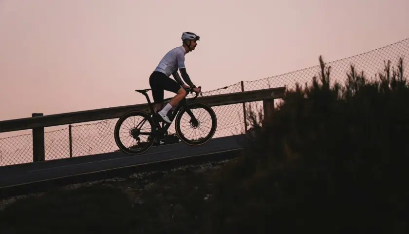 Ciclista en Mallorca al atardecer, disfrutando del cicloturismo.