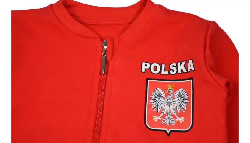 Czerwony dres dla chłopca z godłem Polski. Idealny dla małego patrioty.