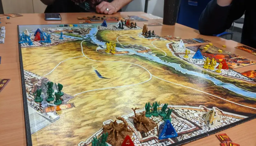 Bitwa o starożytne Kemet trwa. Zielone i żółte armie walczą o kontrolę nad Nilem, a gracze planują swoje ruchy.