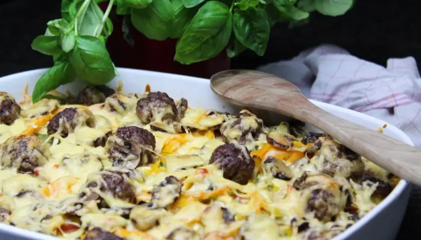 Herzhafte Hackbällchen mit Pilzen und Käse überbacken. Ein leckeres Gericht aus der Kategorie Auflauf Rezepte, perfekt für ein gemütliches Abendessen.