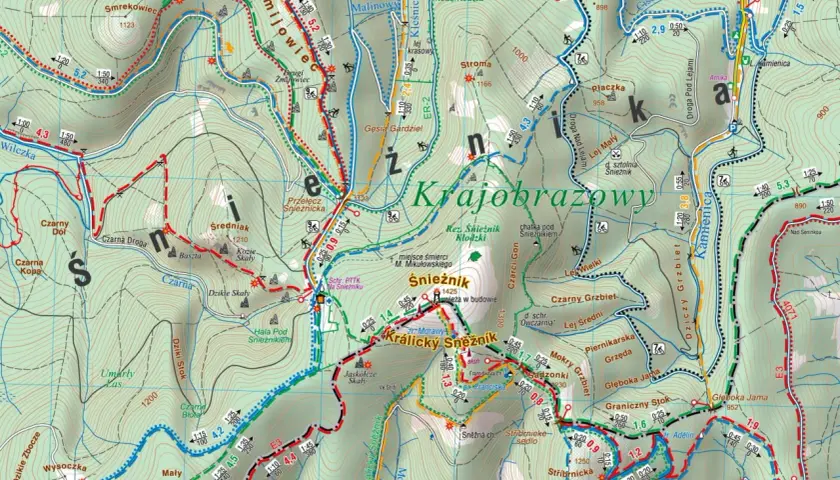 Krajobrazowy masyw Śnieżnika z zaznaczonymi szlakami turystycznymi i punktami widokowymi.