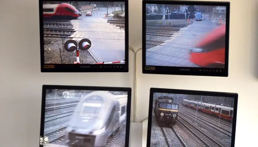 Cztery monitory pokazują przejazdy kolejowe i pociągi w ramach monitoringu PKP.