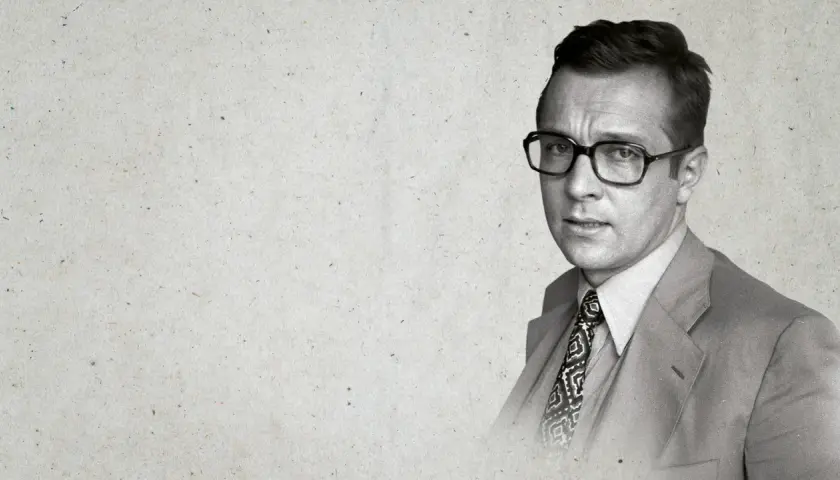 Portret Krzysztofa Zanussiego w okularach, w garniturze i krawacie. Jego filmy to klasyka polskiej kinematografii.