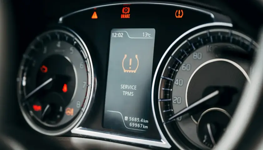 Na desce rozdzielczej świeci się kontrolka informująca o problemie z ciśnieniem w oponach (TPMS).