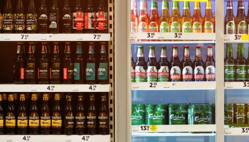 Lodówka z piwami i puszkami piwa w Biedronce.