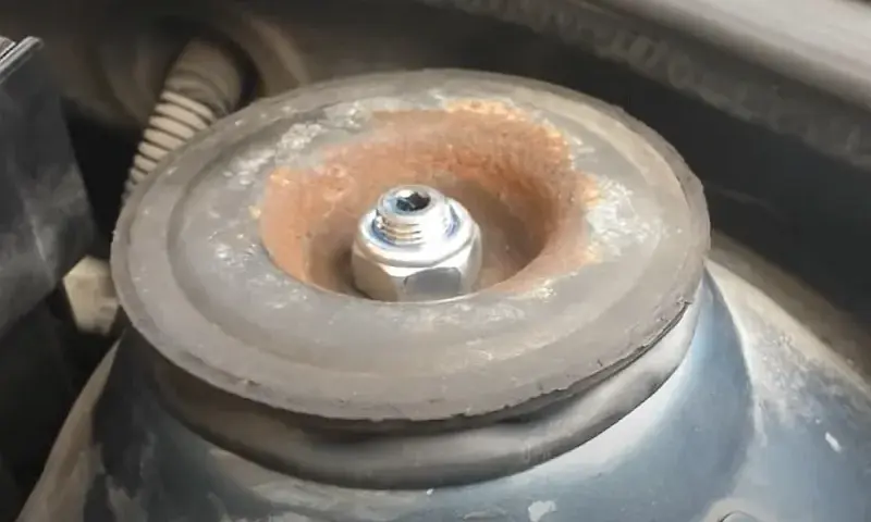 Objawy uszkodzonej poduszki amortyzatora w BMW E39 – nie ignoruj tych sygnałów