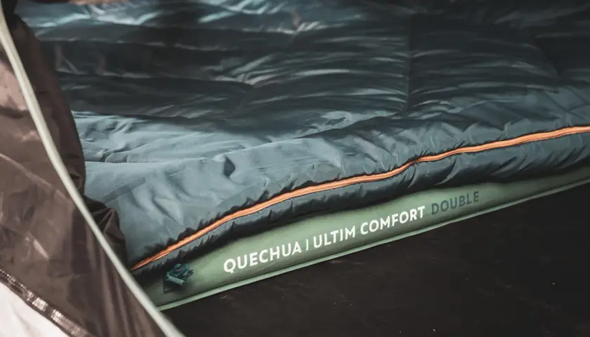 Wygodna mata do namiotu Quechua Ultım Comfort Double zapewnia komfortowy sen na kempingu.
