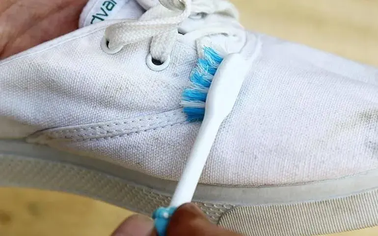 Cómo limpiar zapatos de tela: recupera su brillo sin dañarlos